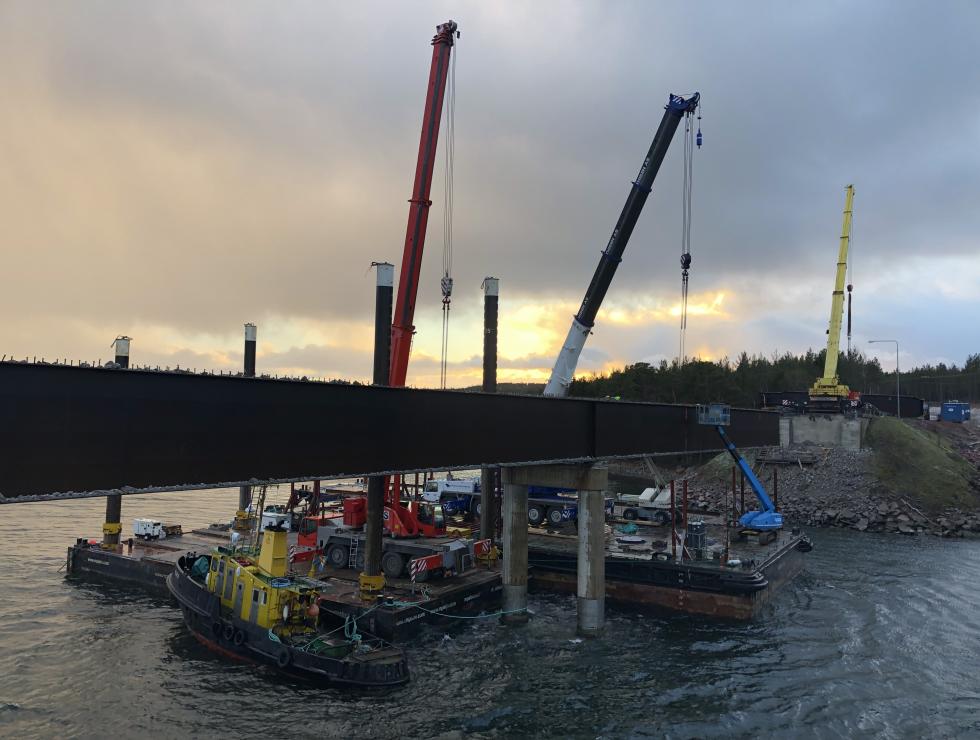 Demolition old bridge steel