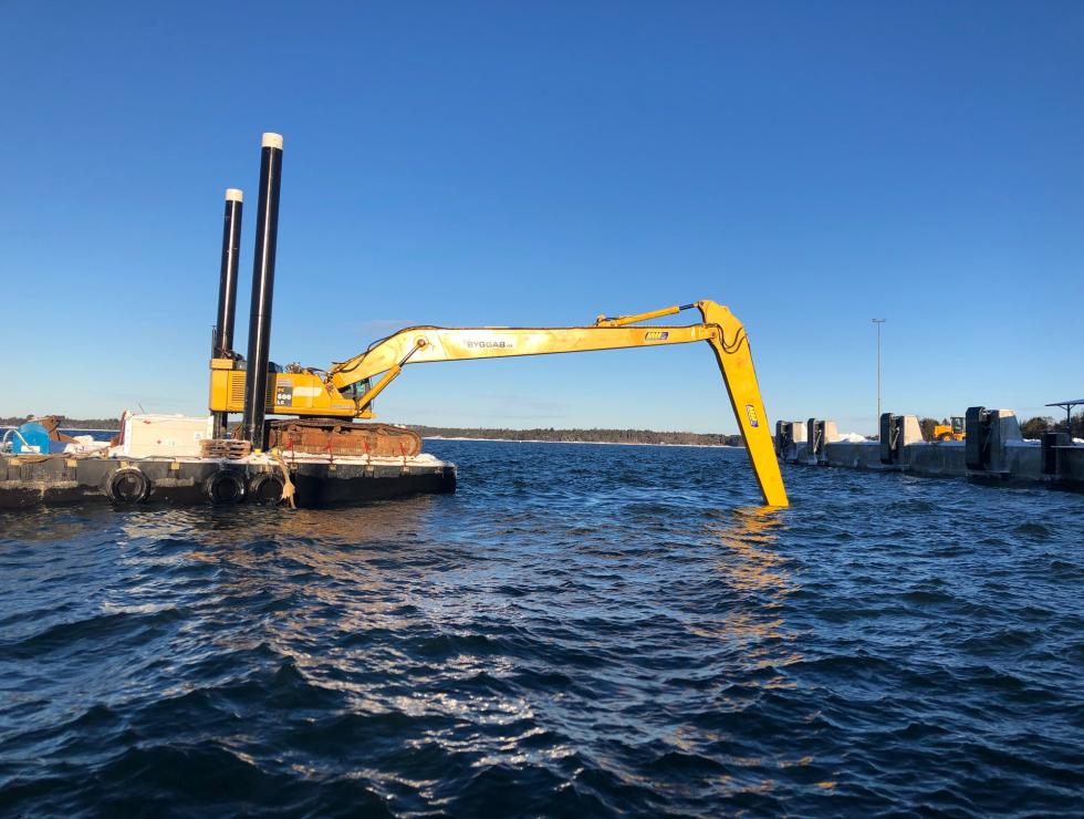 Pontoon Digger with maschine with 25 m arm