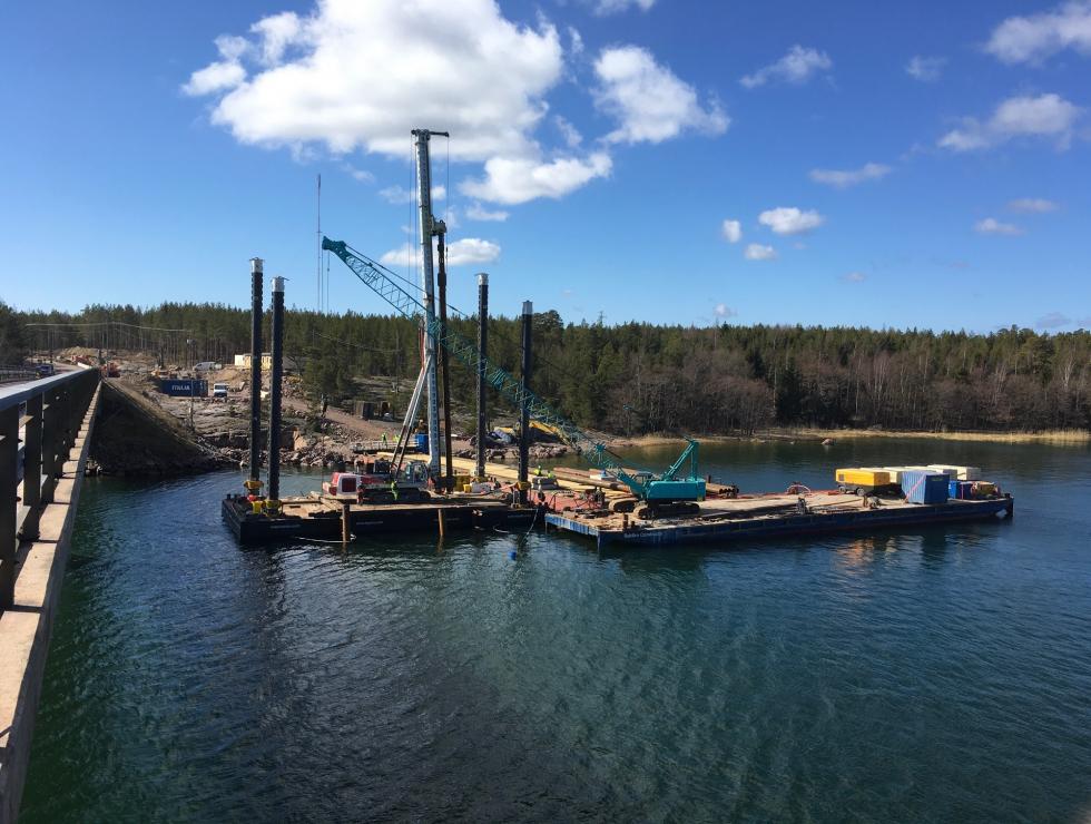 Pålningsarbeten pågår för stöd i vatten
