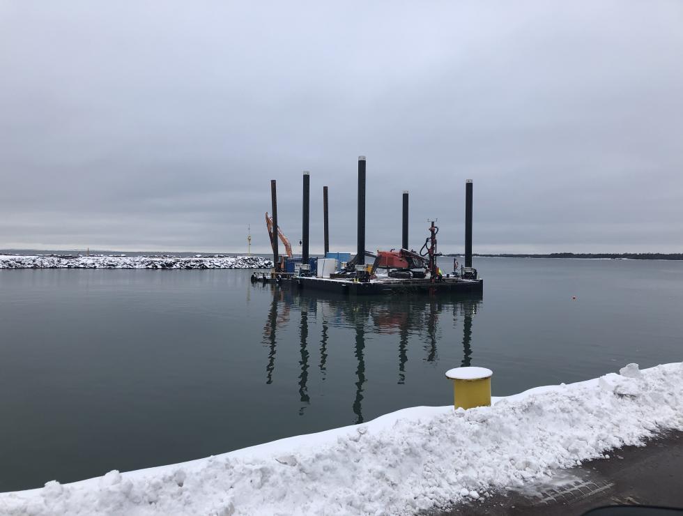 Ponton Jacki II med borrvagn för bottensprängning 