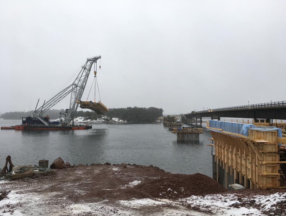 Lifting of bridge beams on the fundation
