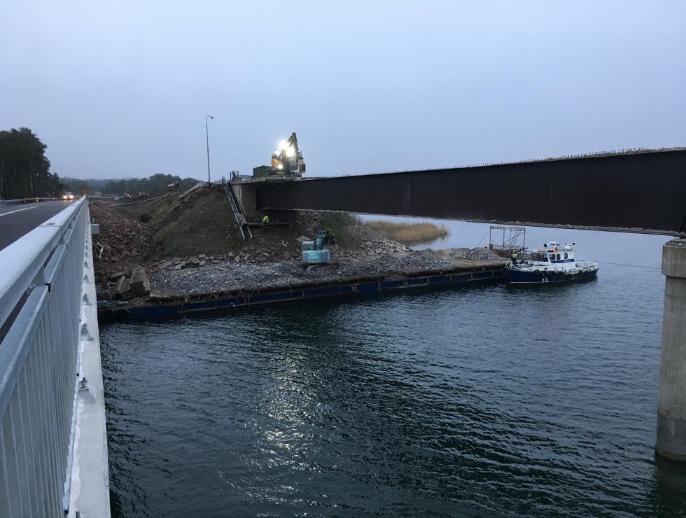 Pikning av brobana på gammla bron