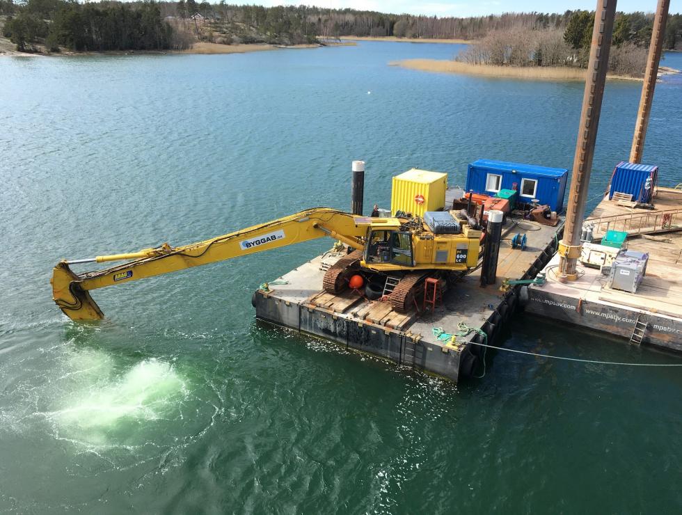 Demolishes columns under water 