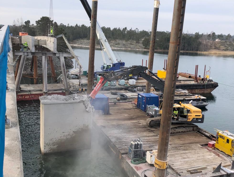 Demolishes columns and beams